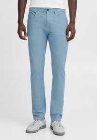 Lichtblauwe katoenen broek in een gemengd materiaal met een rechte snit, vijf zakken en een enkele knoopsluiting. Heeft een gladde textuur en een strak ontwerp.