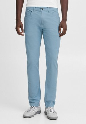 Pantalones de mezcla de algodón de color azul claro con corte recto, cinco bolsillos y cierre de un solo botón. Presentan una textura suave y un diseño limpio.