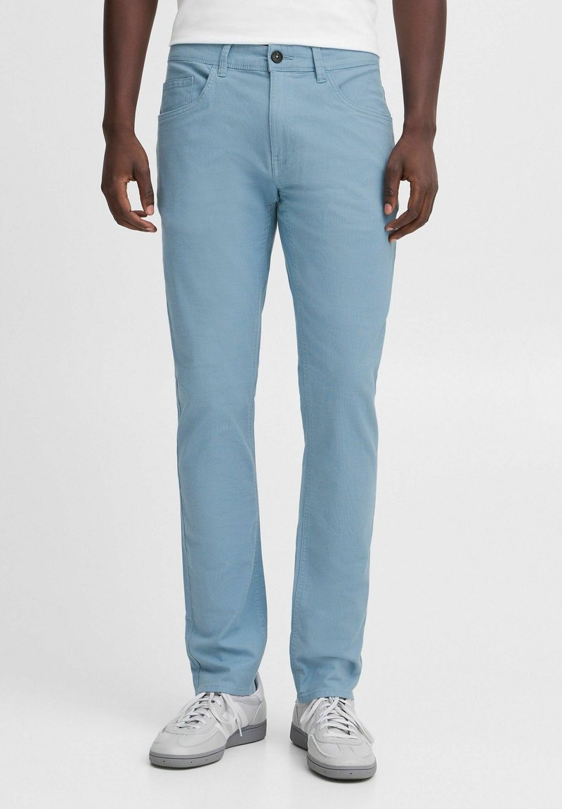 Lichtblauwe katoenen broek in een gemengd materiaal met een rechte snit, vijf zakken en een enkele knoopsluiting. Heeft een gladde textuur en een strak ontwerp.
