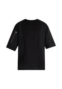 Maglietta nera in tessuto liscio, con maniche corte, cuciture angolate e una tasca con zip sulla manica sinistra.