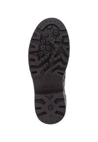 Suola di scarpa in gomma nera con motivi texturizzati, borchie circolari, fori di drenaggio e marchio "GEOX". Presenta un design robusto per un supporto ottimale.