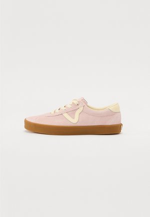 Rosa Wildledersneaker mit einer Sohle aus Gummi, cremigen Akzenten und einem Schnürdesign, das ein markantes V-förmiges Logo zeigt.