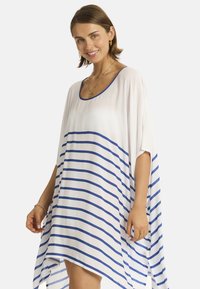 Kaftan bianco con strisce orizzontali blu, dotato di scollo rotondo e vestibilità ampia. Il tessuto è leggero e arioso, che arriva appena sopra le ginocchia.