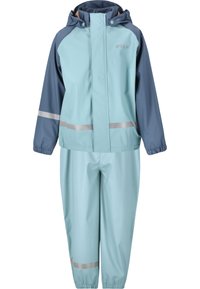 Hellblauer wasserdichter Regenjacke mit grauer Kapuze, elastischen Bündchen, reflektierenden Streifen und passenden hellblauen Hosen mit elastischem Bündchen.