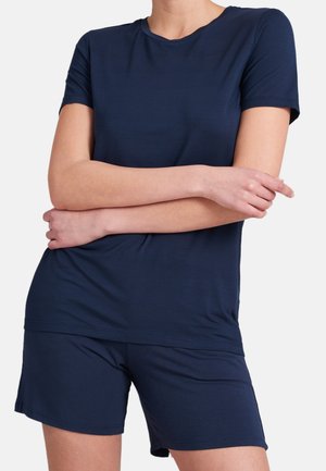 Marinblå t-shirt med kort ärm som matchas med korta byxor; mjukt, lättviktigt tyg med en slät textur och klassisk rundhalsringning.