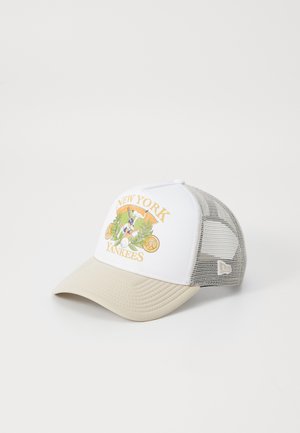 Trucker-Cap mit einem weißen Vorderpanel, auf dem in orange "NEW YORK YANKEES" steht, beigem Hut und grauem Netzrücken zur Belüftung.