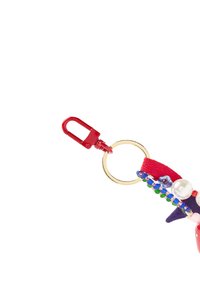 Breloczek z czerwonym karabińczykiem, złotym pierścieniem i materiałowym paskiem ozdobionym kolorowymi koralikami i perłami w różnych kształtach i fakturach.