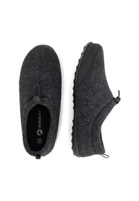 Grijze felt instap schoenen met een zwarte rubberen zool, voorzien van een ronde neus, elastische zijkant en een trekhaak voor gemakkelijk aan- en uittrekken.