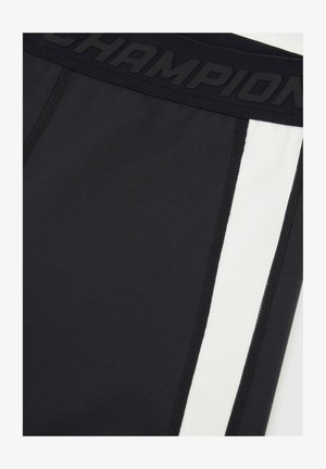 Pantalones cortos deportivos negros que presentan una cinturilla negra sólida con el logotipo "CHAMPION" en relieve. Incluyen acentos de panel lateral blanco y costuras en contraste.