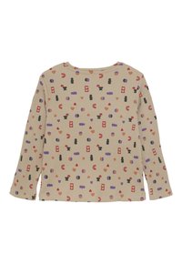 Beige geribbelde blouse met lange mouwen met een patroon van meerkleurige geometrische vormen en harten in rood, paars, zwart en oranje.