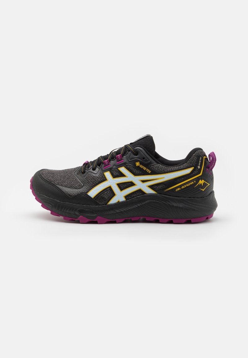 Chaussure de course noire pour l'extérieur avec une tige texturée, des accents jaune vif et violet, et une semelle violet robuste et durable.