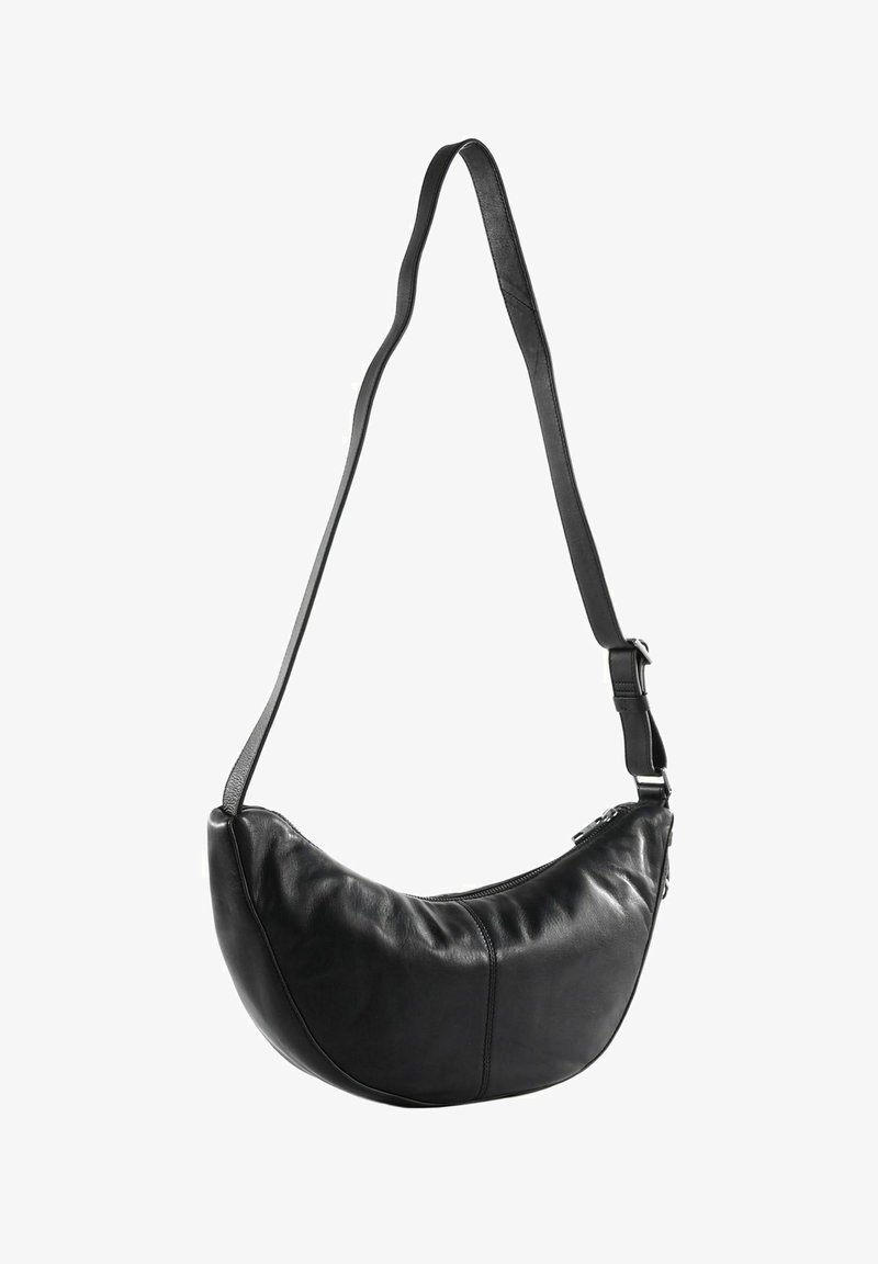 Schwarze, halbmondförmige Lederschultertasche mit verstellbarem Riemen und Reißverschluss.