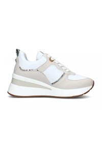 Sneaker bianco e beige con un design texturizzato, caratterizzato da pelle liscia e una suola elevata, accessori in metallo dorato e chiusura con lacci.