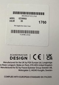 Etichetta che mostra il modello OZG8002, colore 00, codice del prodotto 1760, design scandinavo, marchi CE e UKCA, con dettagli del produttore nel Regno Unito e in Svezia.