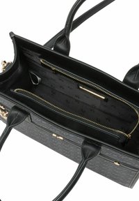 Svart handväska med strukturerad design, syntetiskt material, två huvudfack, guldfärgade dragkedjor, tygfoder och dubbla handtag.