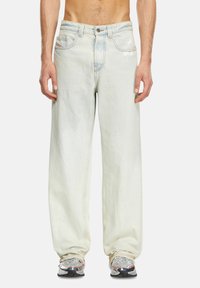 Jeans en denim délavé avec une coupe décontractée, présentant des jambes droites, des coutures contrastées et un design à cinq poches.