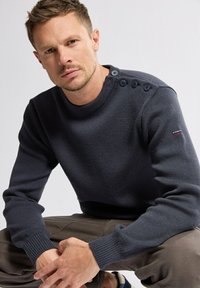 Maglione navy a maglia con scollatura a girocollo, polsini a coste e dettaglio a quattro bottoni sulla spalla. Tessuto morbido con una vestibilità casual.