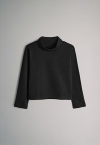 Zwarte cropped top met lange mouwen en een hoge kraag. Gemaakt van zachte stof, met een gladde textuur en minimale stiksel-details.