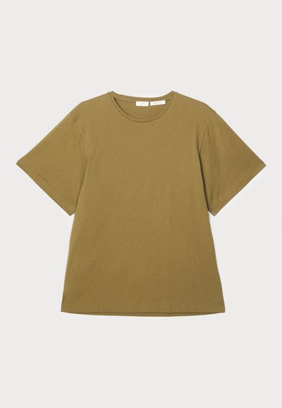 Tricou verde măslin cu mânecă scurtă, realizat dintr-un material moale, cu guler rotund și o croială lejeră, expus pe un fundal alb.