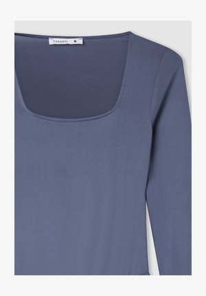 Maglietta blu a maniche lunghe con scollo quadrato, realizzata in tessuto morbido. Presenta una texture liscia e un design semplice. L'etichetta indica la taglia S.
