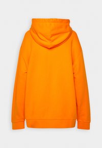 Sweat à capuche orange vif vu de dos, à manches longues avec un ourlet et des poignets côtelés sur un fond uni.