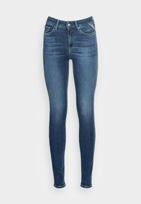 Jeans ajustados de mezclilla azul oscuro con un diseño entallado, cinco bolsillos y un cierre de botón con un ligero desgaste a lo largo de las piernas.