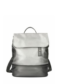 Sac à dos en cuir gris avec fermeture à rabat, poignée supérieure et bretelles réglables. Présente une texture lisse et un accent de logo de la marque.