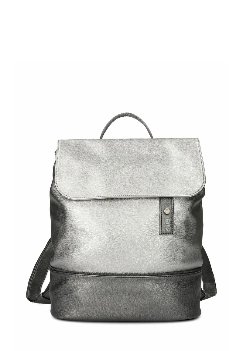 Sac à dos en cuir gris avec fermeture à rabat, poignée supérieure et bretelles réglables. Présente une texture lisse et un accent de logo de la marque.