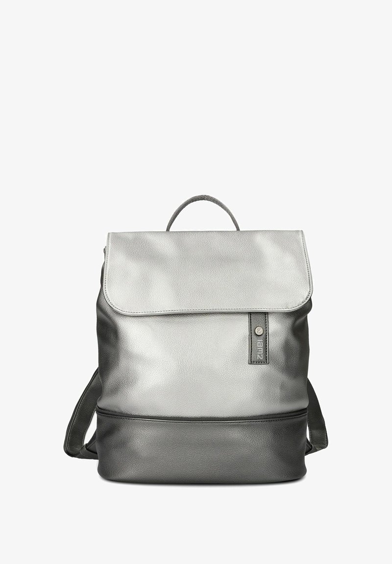 Sac à dos en cuir gris avec fermeture à rabat, poignée supérieure et bretelles réglables. Présente une texture lisse et un accent de logo de la marque.