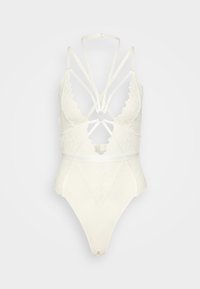 Fehér csipkebody, mely mély dekoltázzsal, keresztbe fűzött pántokkal, részletes virágmintákkal és nyitott hát kialakítással rendelkezik.