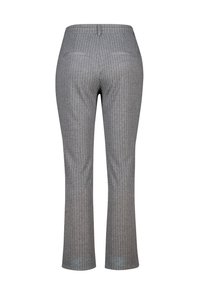 Grijze broek met streepdessin, een aansluitende tailleband, twee achterzakken en een uitlopende broekspijp. Gemaakt van een soepele stof.