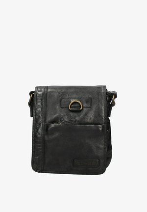 Sac en cuir noir à bandoulière avec une surface texturée, fermeture à rabat, poche avant et accent en métal. Sangle réglable incluse.