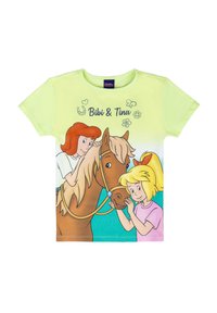 T-shirt di cotone verde chiaro con personaggi dei cartoni animati Bibi e Tina, un cavallo marrone, con grafiche floreali e di farfalle. Maniche corte, girocollo.