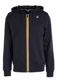Hoodie noir zippé avec une fermeture éclair rayée jaune et blanche, cordons de serrage ajustables sur la capuche et un petit logo sur la poitrine.