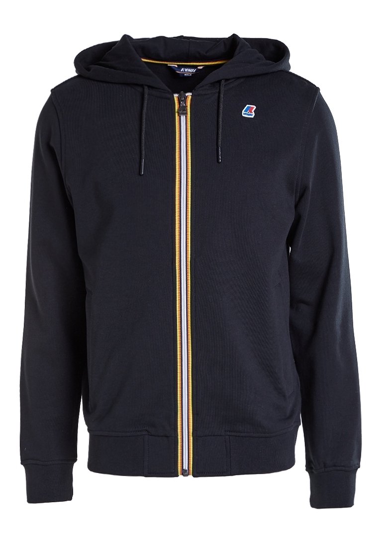 Hoodie noir zippé avec une fermeture éclair rayée jaune et blanche, cordons de serrage ajustables sur la capuche et un petit logo sur la poitrine.