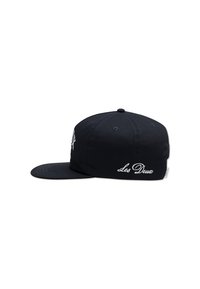 Svart baseball cap med flat skygge, brodert logo foran og "Les Deux" sydd i hvitt på siden. Justerbar lukking bak.
