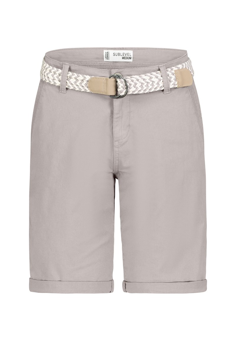 Helle graue Shorts aus glattem Stoff, mit einem geflochtenen weißen und braunen Gürtel mit einer Metallschließe. Mit umgeschlagenem Saum und seitlichen Taschen.
