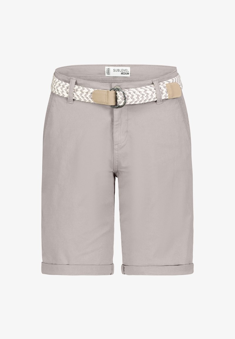 Helle graue Shorts aus glattem Stoff, mit einem geflochtenen weißen und braunen Gürtel mit einer Metallschließe. Mit umgeschlagenem Saum und seitlichen Taschen.