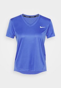 Niebieska sportowa koszulka wykonana z gładkiego, lekkiego materiału, z krótkimi rękawami i dekoltem w serek. Na lewej piersi znajduje się biały logo Nike.