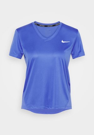 Niebieska sportowa koszulka wykonana z gładkiego, lekkiego materiału, z krótkimi rękawami i dekoltem w serek. Na lewej piersi znajduje się biały logo Nike.