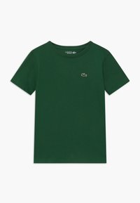 T-shirt en coton vert à manches courtes, col rond, avec un petit logo brodé sur la poitrine gauche. Texture lisse et design simple.