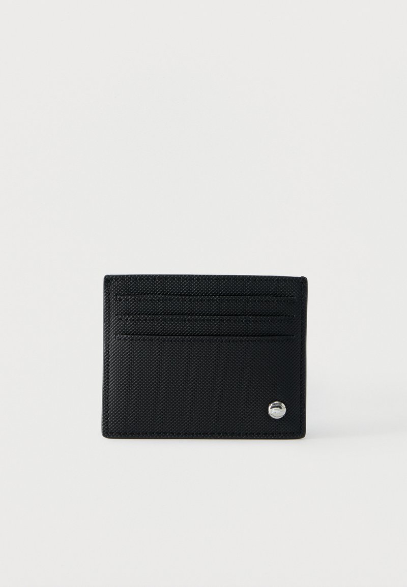 Μαύρος υφασμάτινος κάτοχος καρτών με τρεις θήκες καρτών και ένα μικρό ασημί στρογγυλό λογότυπο στην κάτω δεξιά γωνία, σε λευκό φόντο.