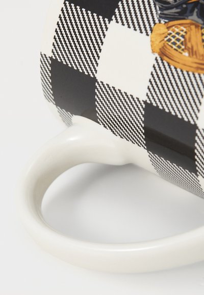 Taza de cerámica blanca con asa, con un patrón a cuadros en blanco y negro y una imagen parcial de una raqueta de tenis en la superficie de la taza.