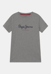 Szary bawełniany t-shirt z krótkimi rękawami, z logo "Pepe Jeans London" w granatowo-czerwonym nadruku na piersi. Okrągły dekolt.