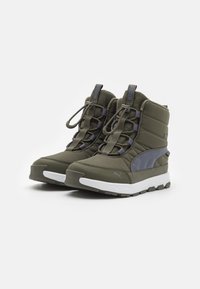 Puma EVOLVE PURETEX JR - Botas para la nieve - dark olive/galactic gray/white