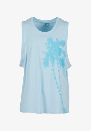 Gaiši zila bez piedurknēm pagarināta tops, izgatavots no kokvilnas; tam ir palmu koka grafika tumšākā zilā krāsā vienā pusē, apaļa kakla izgriezums un brīvs piegriezums.