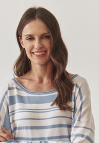 Maglione di cotone con righe orizzontali blu e beige, scollatura ampia e maniche lunghe. Tessuto morbido e vestibilità rilassata.