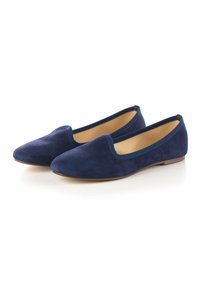 Ballerines en nubuck bleu marine avec un bout effilé, des bords élastiqués et un intérieur lisse. Construction légère avec une semelle plate.