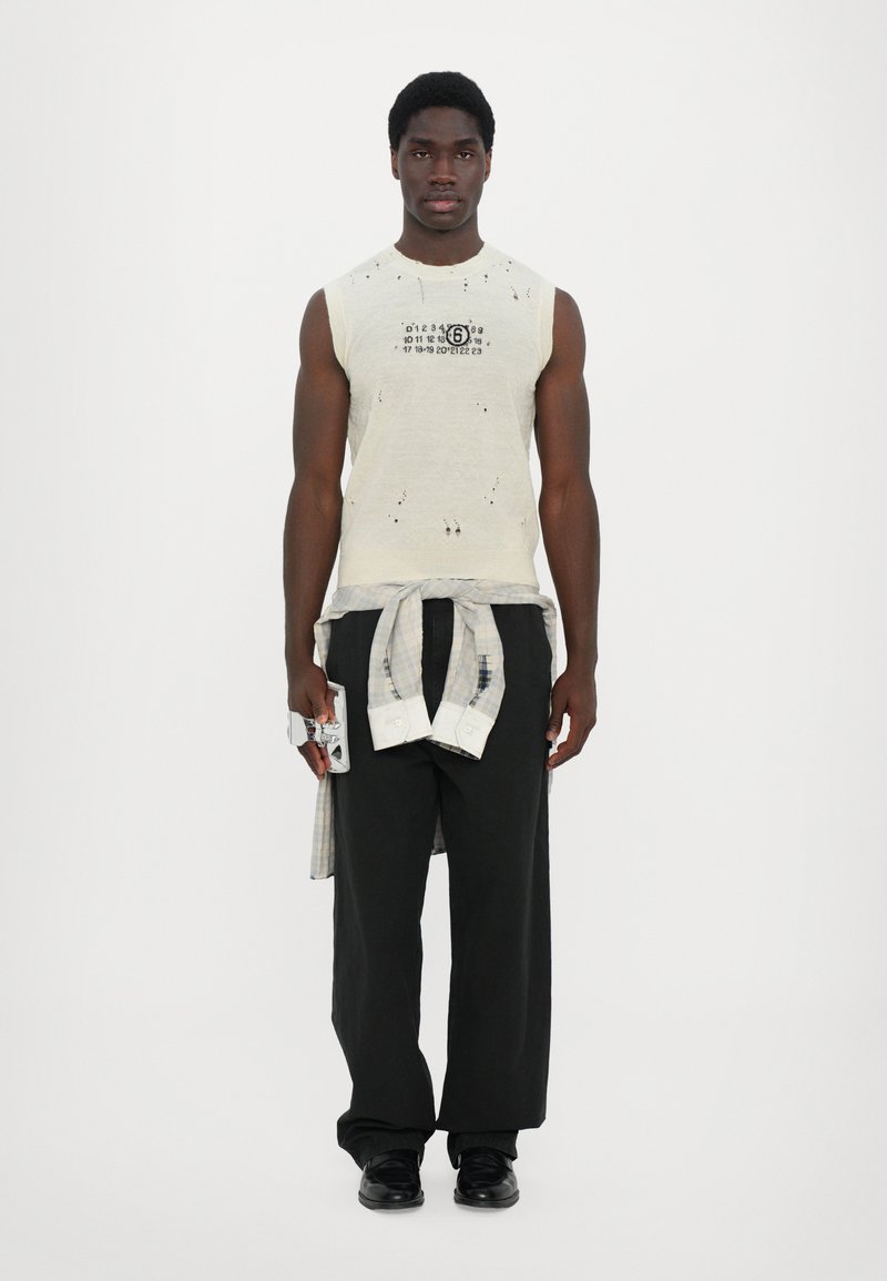 MM6 Maison Margiela - GILET UNISEX - Débardeur - off white, Agrandir