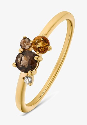 Guldring med tre runde ædelstene: mørkebrun, lysebrun og orange, plus en lille klar diamant. Glat, poleret band.